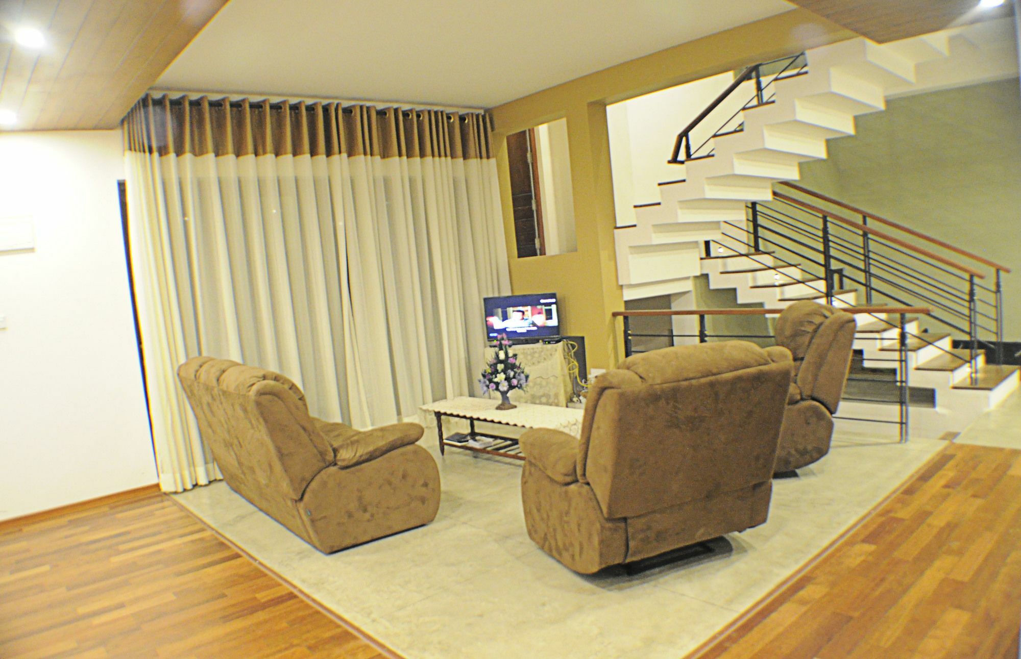 M&M Residence Канди Экстерьер фото